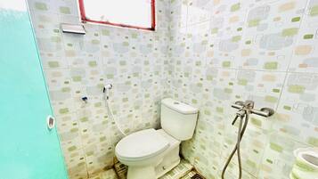 Deluxe Room | Bathroom | Shower, rainfall showerhead, towels