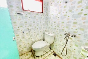 Deluxe Room | Bathroom | Shower, rainfall showerhead, towels - Shinta Guesthouse (Medan)