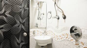 Standard Double Room | Bathroom | Shower, rainfall showerhead, free toiletries, towels