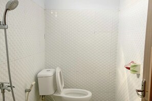 Deluxe-Zimmer | Badezimmer | Dusche, Handtücher, Seife, Shampoo