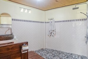 Phòng đôi, quang cảnh hồ | Phòng tắm | Buồng tắm vòi sen, vòi sen phun mưa, đồ dùng nhà tắm miễn phí 