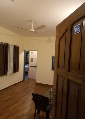 1 BHK Apartment ( 4 adults) | Baño | Ducha y cabezal de ducha tipo lluvia