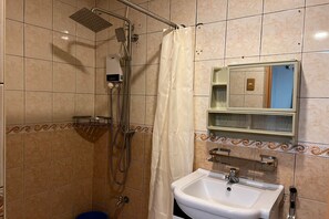 Family Room | Bathroom | Shower, rainfall showerhead, free toiletries, towels