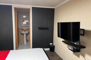 Deluxe Room | Bathroom | Shower, rainfall showerhead, free toiletries, towels - Remedios Hotel Manila City Center (Manila)