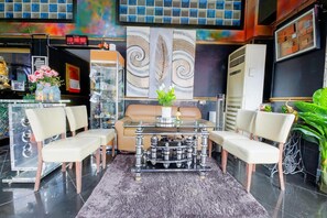 Lobby sitting area - Remedios Hotel Manila City Center (Manila)
