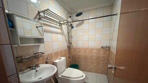 Standard Room | Bathroom | Shower, rainfall showerhead, free toiletries, towels - Remedios Hotel Manila City Center (Manila)