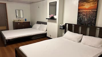 Family Room | Desk, free WiFi, bed sheets