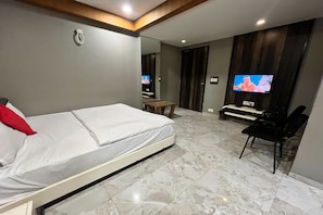 Habitación triple Deluxe | Escritorio, tabla de planchar con plancha y wifi gratis 