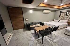 Desk, iron/ironing board, free WiFi, wheelchair access - Hotel Om Balaji (Ahmedabad)
