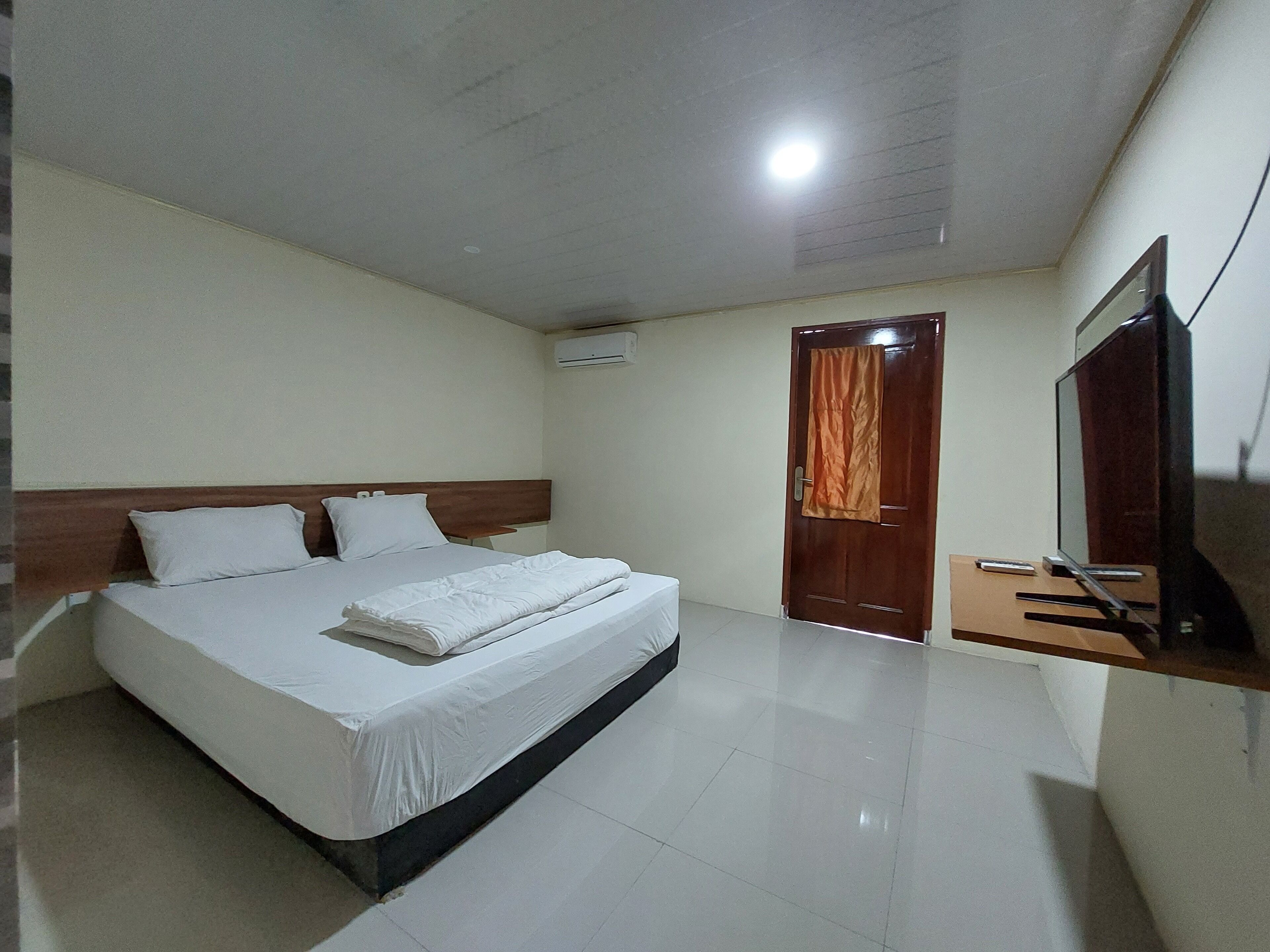 Free WiFi, bed sheets
