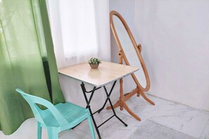 Superior Room, 1 King Bed, Kitchenette | Living area