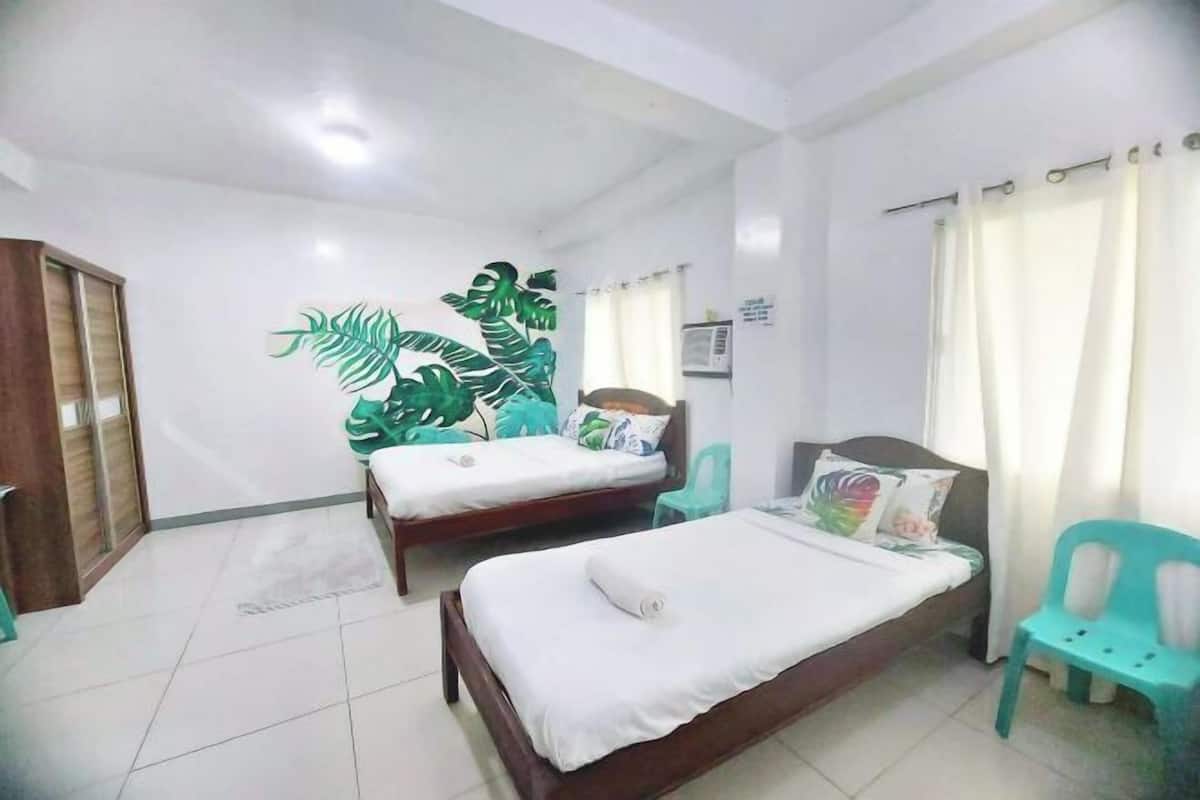 In-room safe, desk, bed sheets