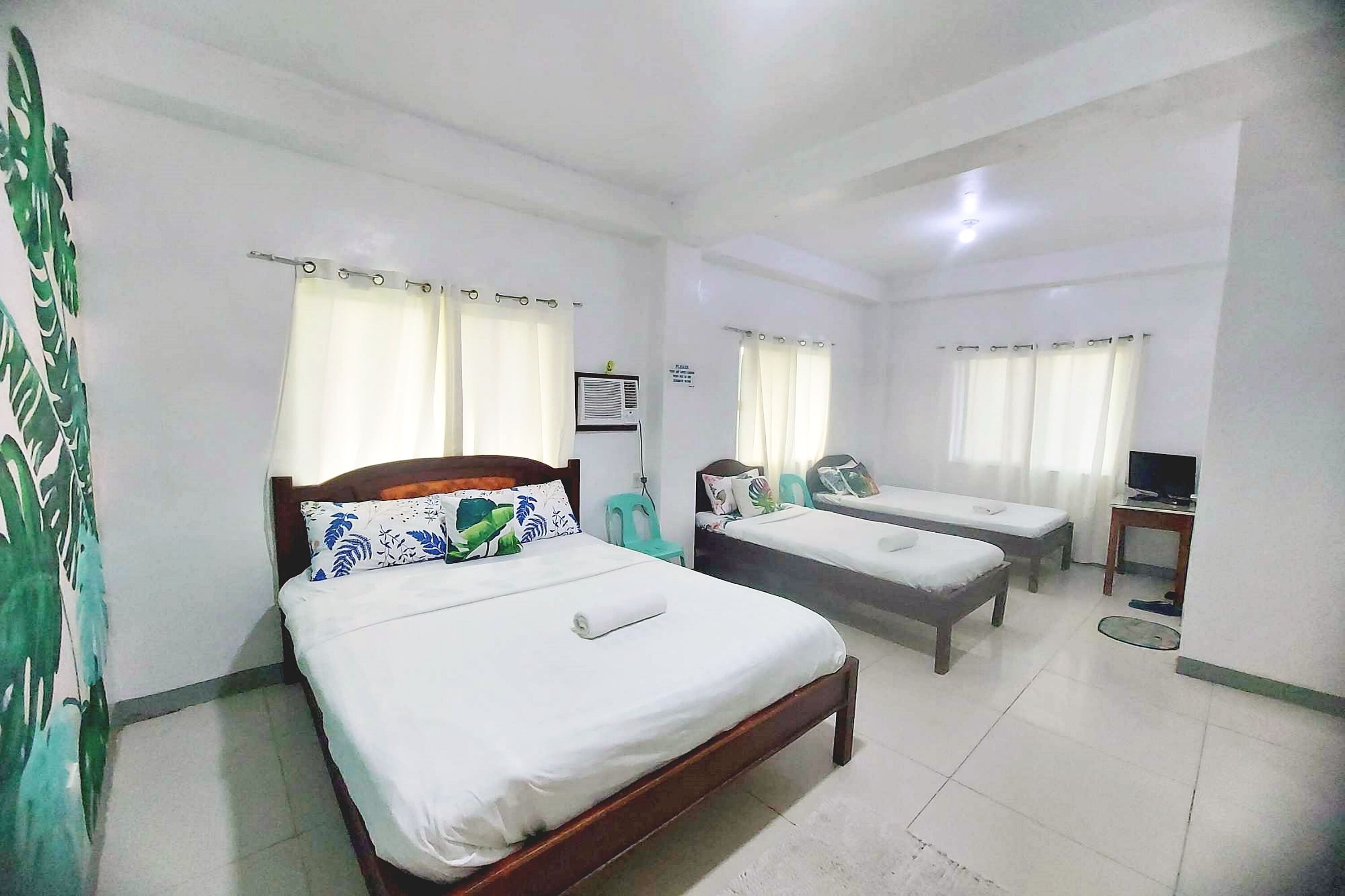 Family Room | In-room safe, desk, bed sheets