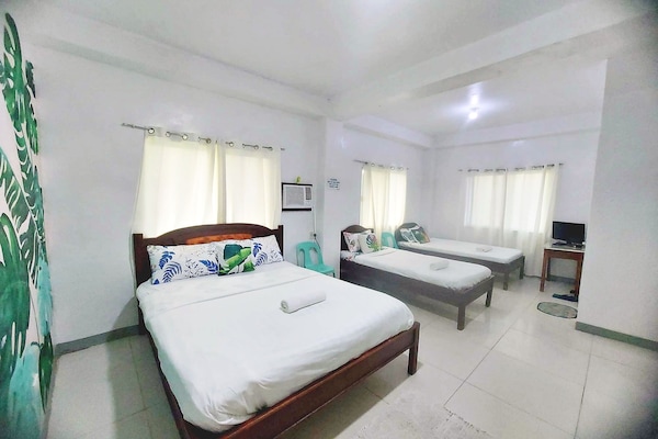 Family Room | In-room safe, desk, bed sheets