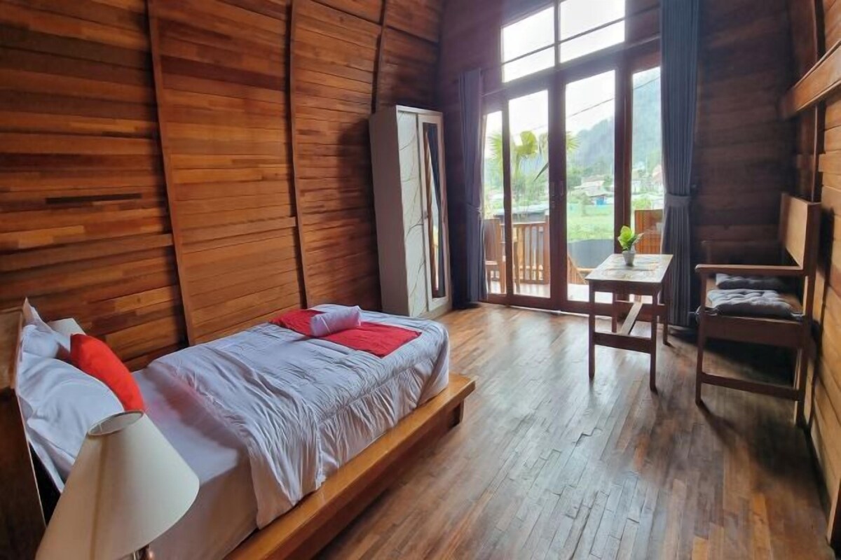 Escritorio, wifi gratis y ropa de cama 