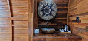 Habitación estándar | Baño | Ducha, artículos de higiene personal gratuitos, toallas y jabón