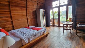 Una habitación de cabaña de madera con una cama, una mesa y una silla.