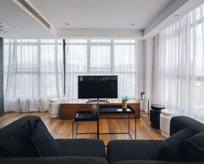 Loftsleilighet | Oppholdsområde | En 32-tommers LCD-TV med kabel-kanaler