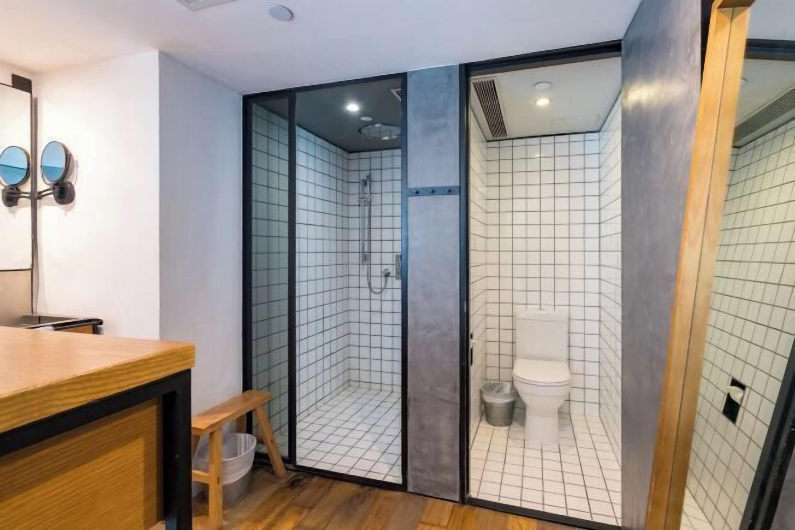 Caja fuerte, escritorio, tabla de planchar con plancha y wifi gratis