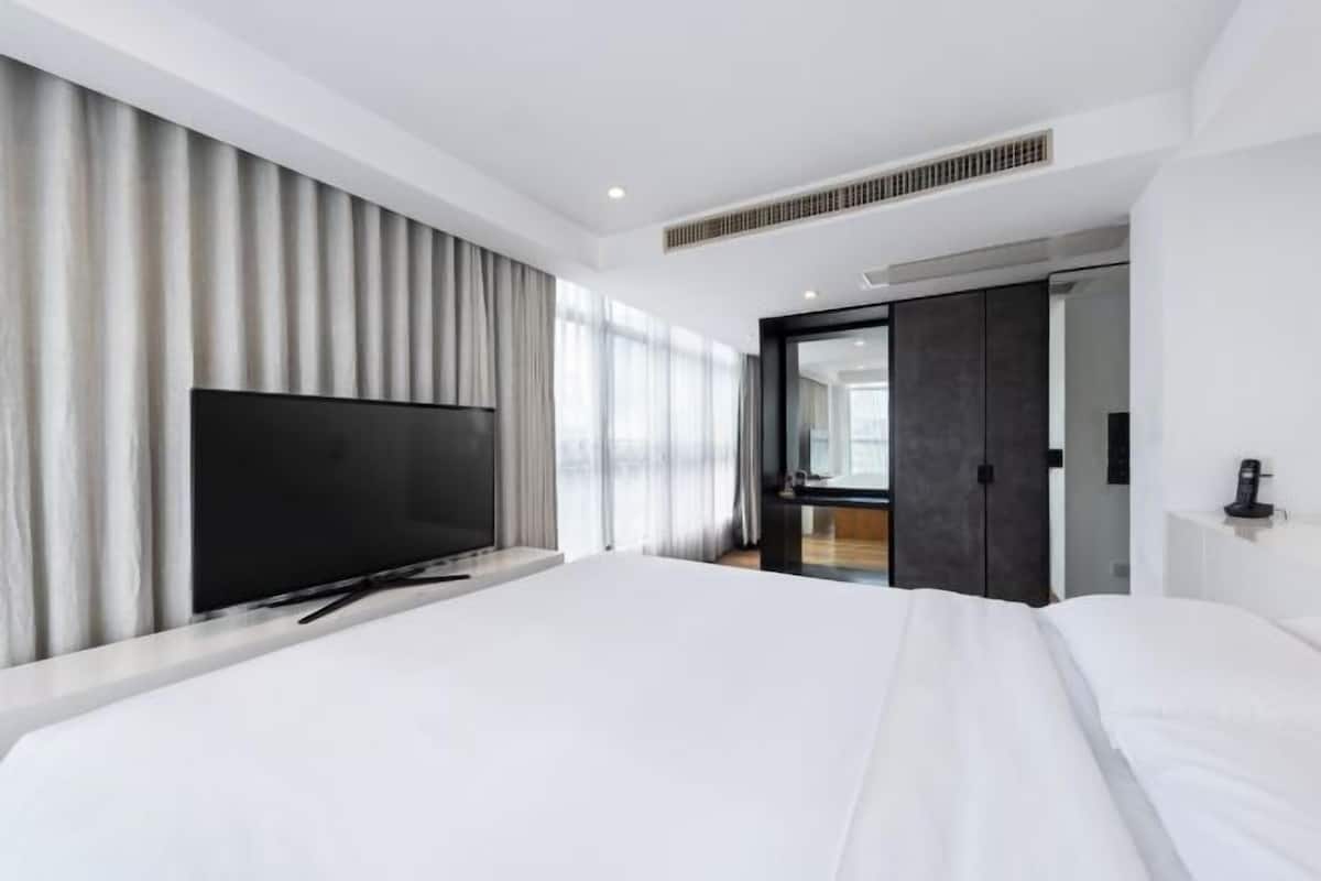 1 bedroom, in-room safe, desk, iron/ironing board
