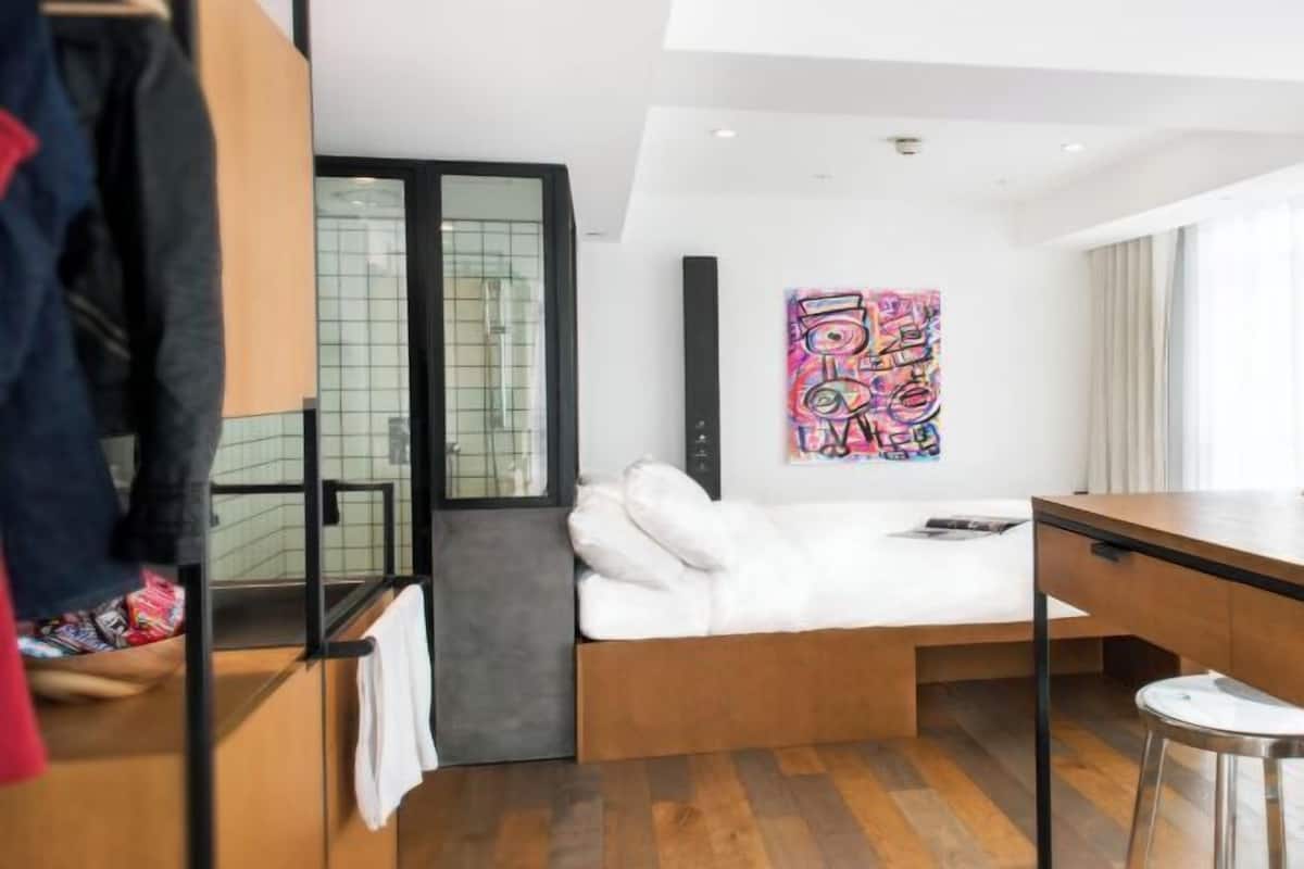 1 habitación, caja de seguridad en la habitación y escritorio