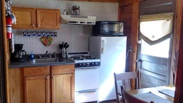 Een koelkast, een magnetron, een oven, een koffiezetapparaat/waterkoker