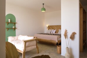 Deluxe-sviitti | Tallelokero huoneessa, ilmainen Wi-Fi, vuodevaatteet