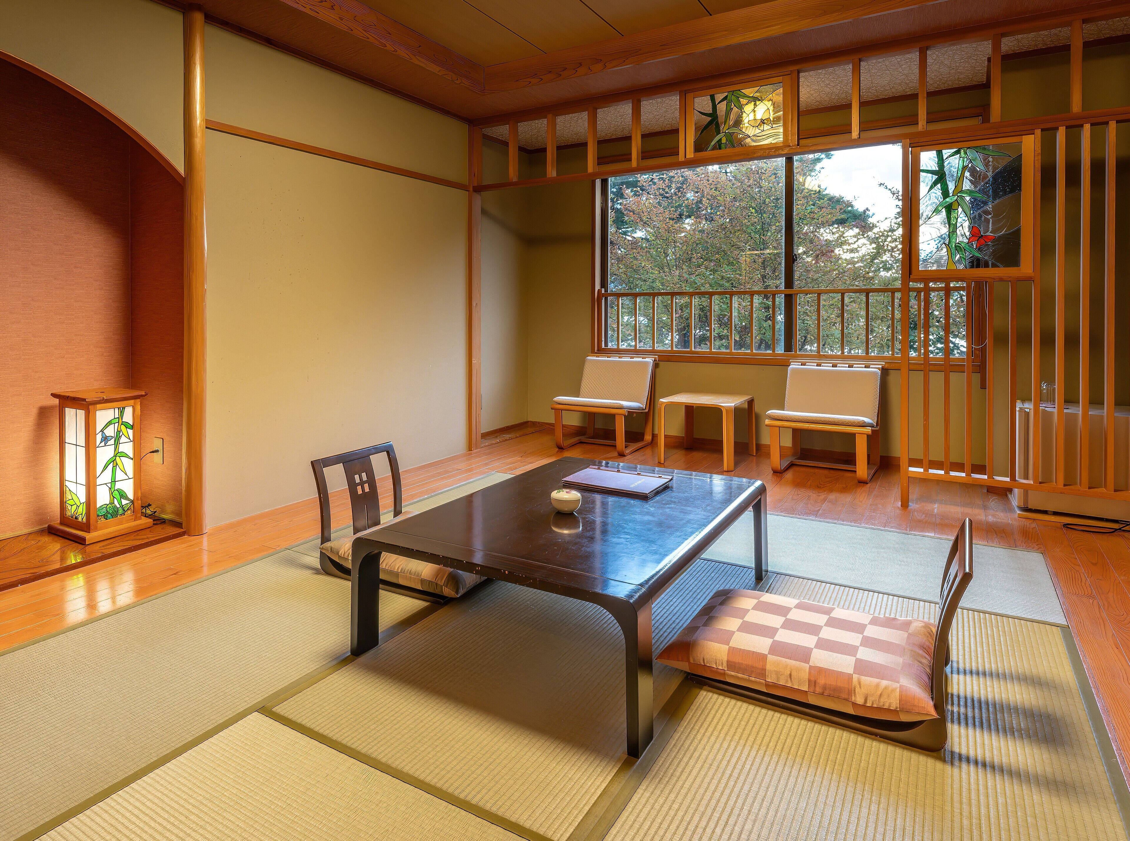 Una habitació japonesa tradicional amb fusteria de tatami, una taula baixa i panells shoji.