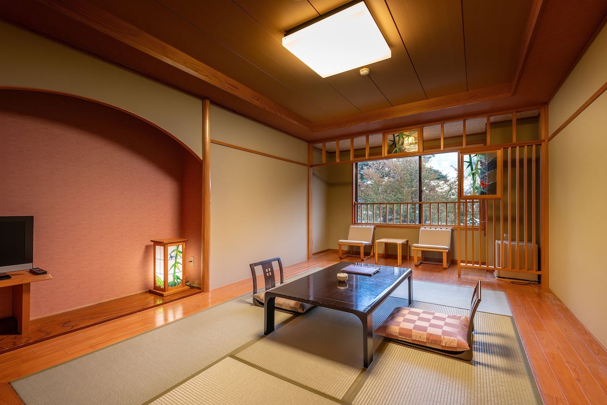 Basic Room, Non Smoking, Lake View (Japanese-style, large Tatami room) | Peti besi dalam bilik, seterika/papan seterika, Wi-fi percuma