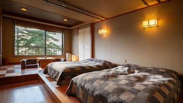 Habitación con 1 cama matrimonial o 2 individuales, vista al lago (Japanese/Western, with low bed) | Caja de seguridad en la habitación y tabla de planchar con plancha