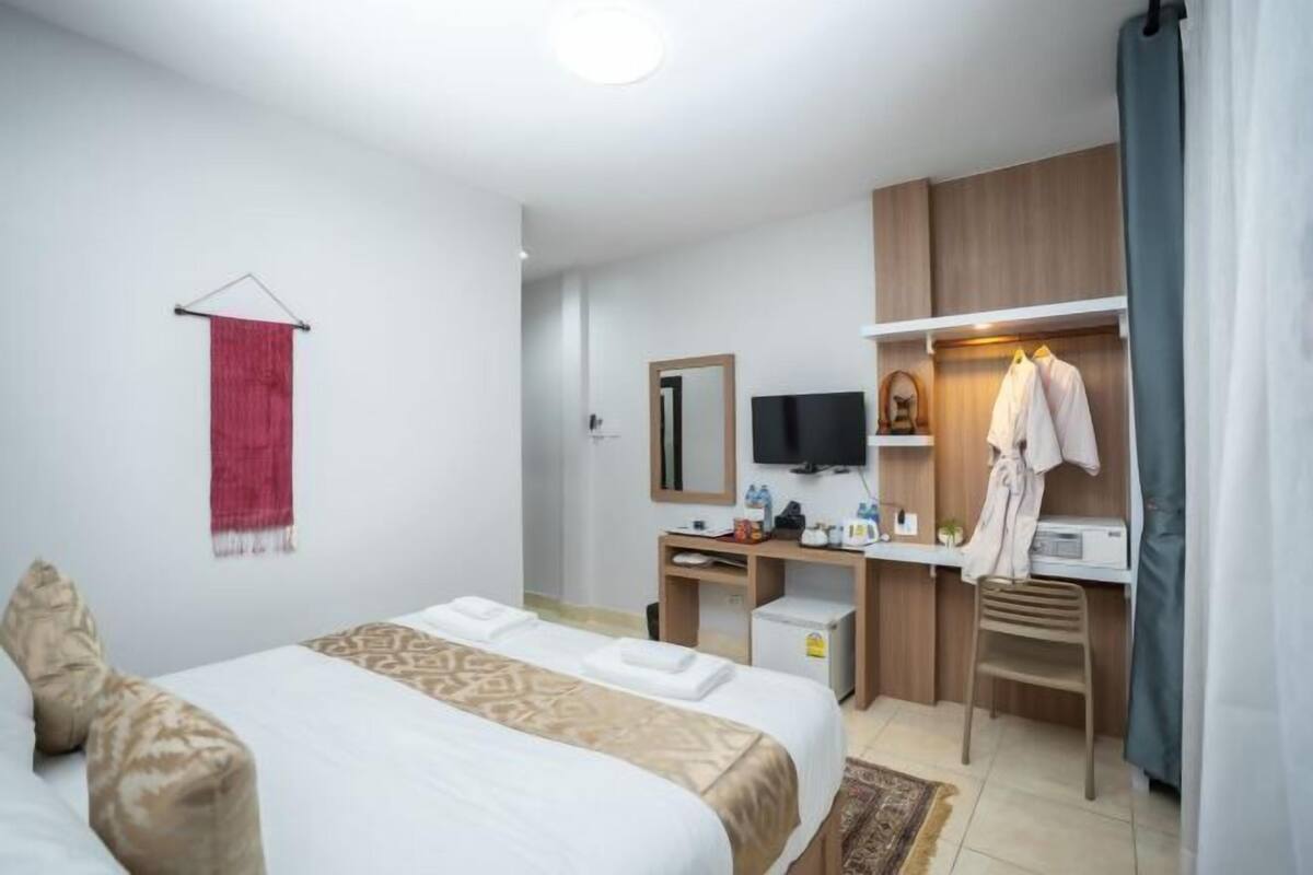 Premium bedding, minibar, in-room safe, desk