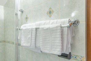 Estudio, 1 habitación, vista a la ciudad | Amenidades de baño