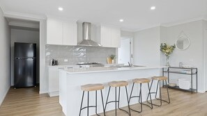 Jääkaappi, mikroaaltouuni, uuni, liesi