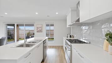 Refrigerador, microondas, horno, placa de cocina