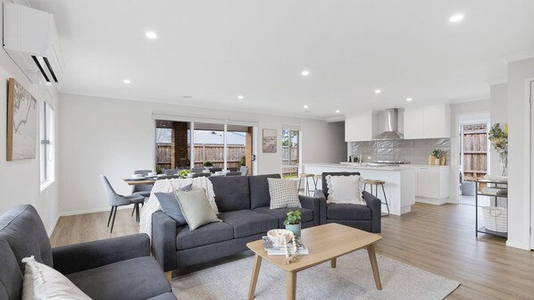 Televisio, pöytätennispöytä, kirjoja