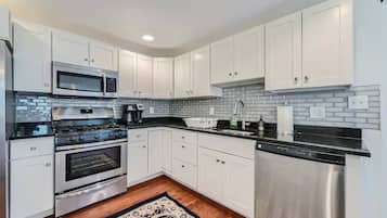 Køleskab, mikrobølgeovn, ovn, kogeplade