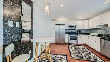 Køleskab, mikrobølgeovn, ovn, kogeplade