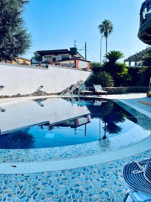 Een seizoensgebonden buitenzwembad