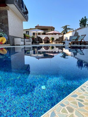 Una piscina al aire libre de temporada