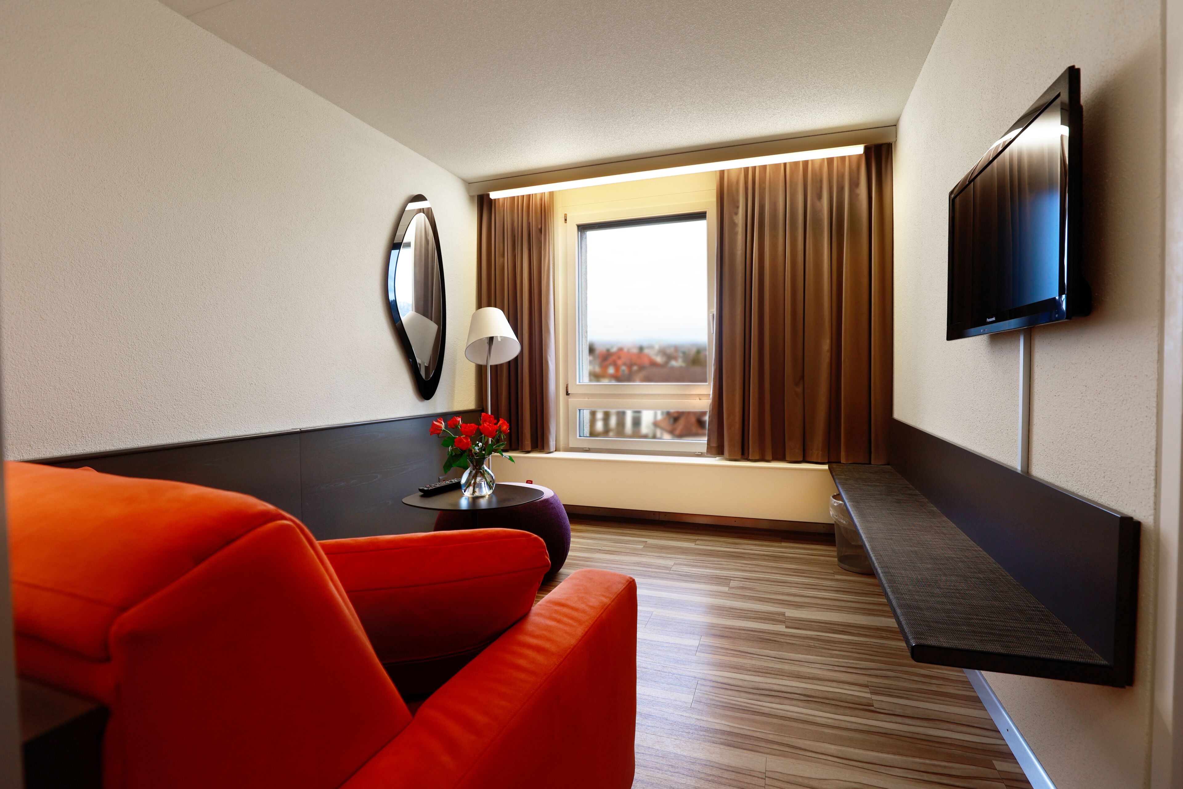 Suite junior, 1 habitación | Zona de estar | Televisión de pantalla plana de 20 pulgadas con canales por cable