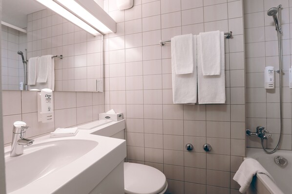 Comfort-værelse med dobbeltseng eller 2 enkeltsenge | Badeværelse | Bruser, gratis toiletartikler, hårtørrer, håndklæder