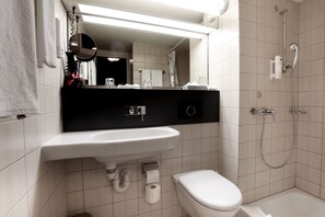 Junior-suite - 1 soveværelse | Badeværelse | Bruser, gratis toiletartikler, hårtørrer, håndklæder
