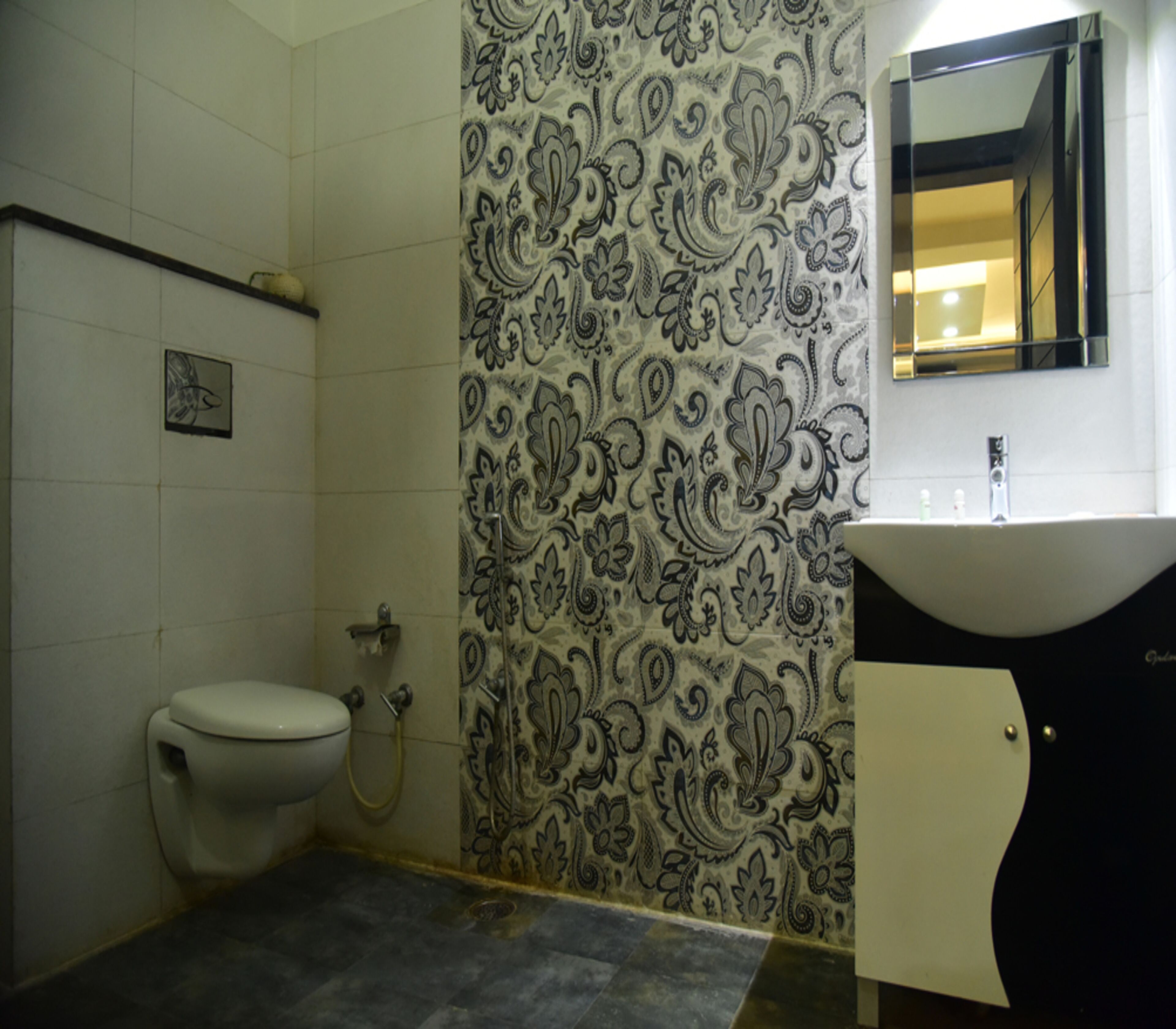 Premium Twilight Saga | Bathroom | Shower, rainfall showerhead, slippers, soap