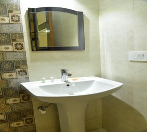 Quarto luxo | Banheiro | Chuveiro, chuveiro com efeito de chuva, chinelos, sabonete