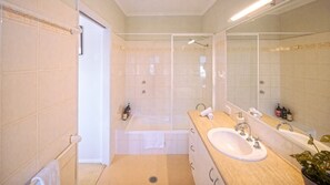 Een haardroger, toiletpapier