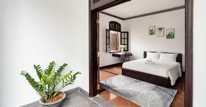 Tabla de planchar con plancha, wifi gratis y ropa de cama