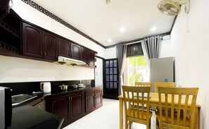 Quarto casal luxo de uso individual | Opções para refeição no quarto