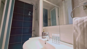 Dusche, Haartrockner, Handtücher, Toilettenpapier