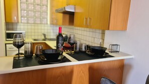 Kjøleskap, mikrobølgeovn, ovn og kokeplater