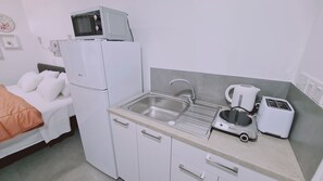 Refrigerador, microondas, tetera/pava eléctrica, tostadora